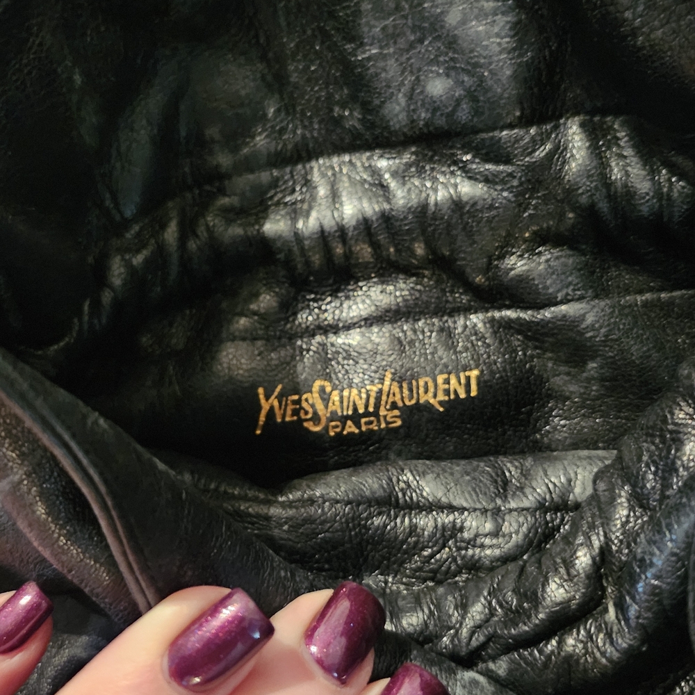 Elegant Vintage 1980s Black Leather Women's Drawstring Bag. - Picture 2 of 3